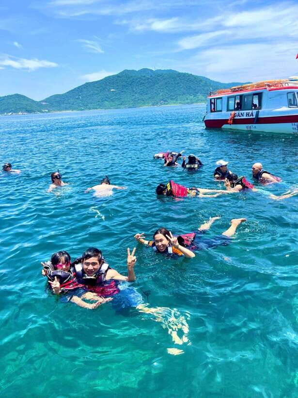 Da Nang/Hoi An: Cham Island Speedboat Tour with Snorkeling - Beach lunch on island time: seafood, fruit, and vegetarian choices