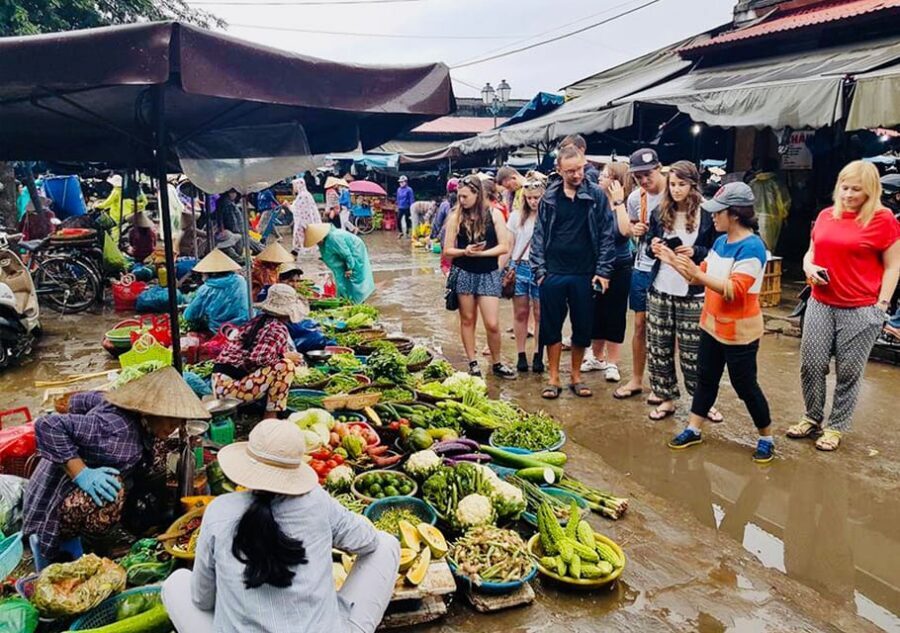 Da Nang/Hoi An: Market Tour, Basket Boat Ride, Cooking Class - The meal: lunch or dinner, and why sitting down matters