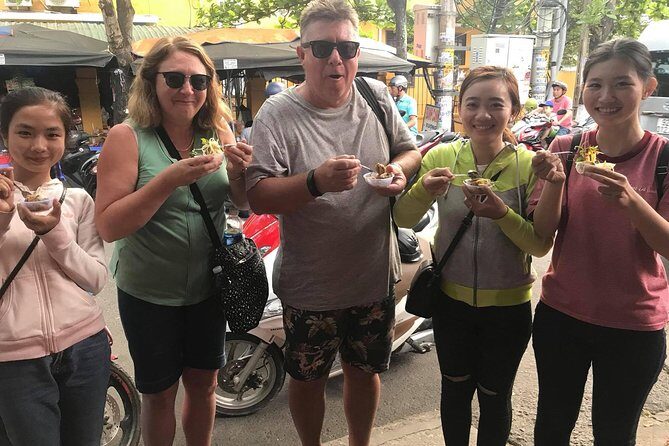 Evening Walking Food Tour, folk game and lantern boat - Photo stop and the alleyway advantage