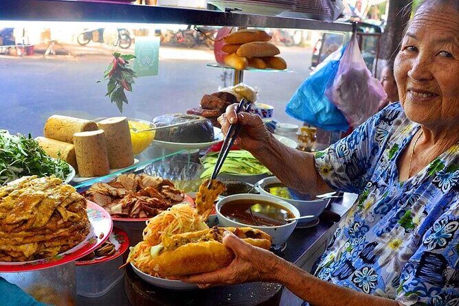 Hoi An Ancient Town - Night Market Street Food Tours By Night - What to eat on the tour: classic Hoi An dishes to seek out