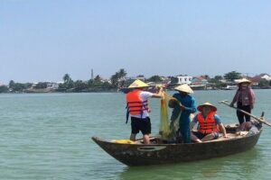 Hoi An Fishing Tour Private-Lantern /Cafe Making Class by Lunch - The basket-boat start: net throwing, hand nets, and rolling