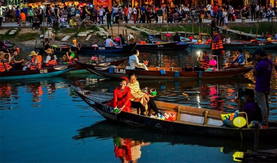 Hoi An : Hoai River Boat Trip by Night and Floating Lantern - Meeting point at the Kazimierz Kwiatkowski bust: how the start actually works