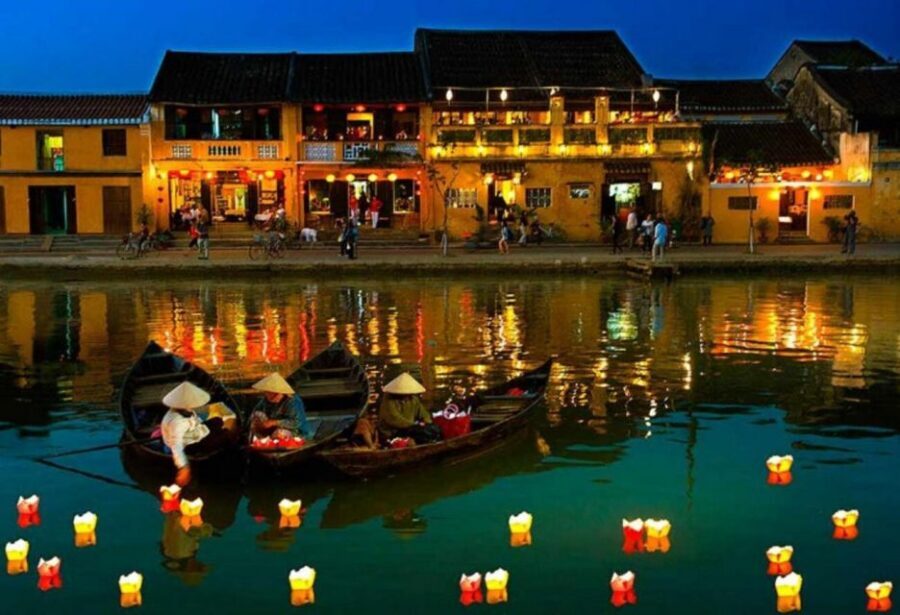 Hoi An: Night Boat Trip and Release Lantern at Hoai River - The 20-minute river trip: views, timing, and how the lantern release works