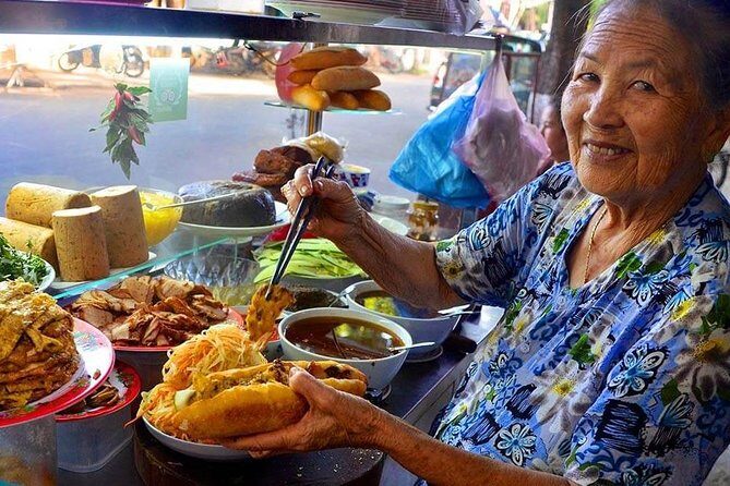 Hoi An Street Food Tour- Eat Like A Local - Stop 1: White Rose Restaurant and the dumplings lesson