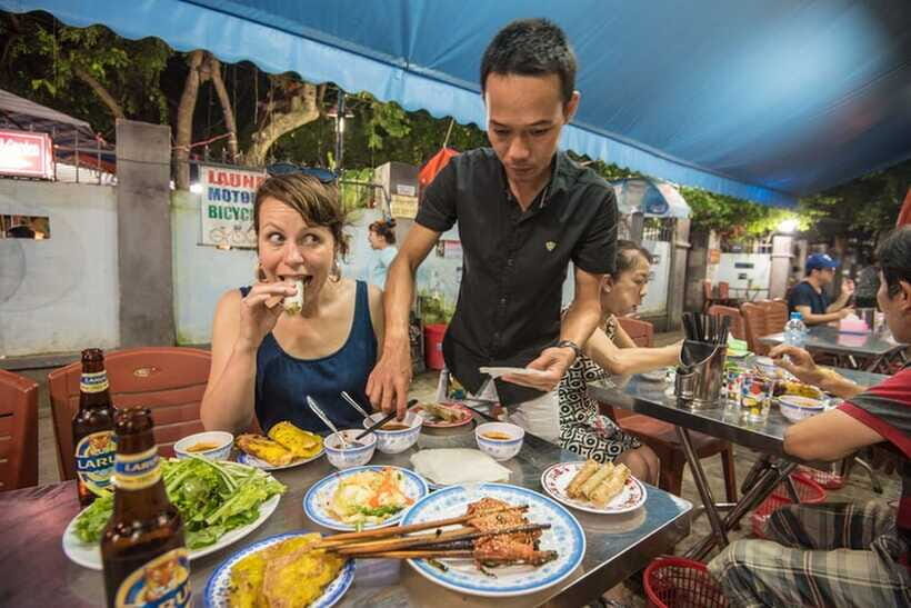Hoi An: Sunset Food Tasting Tour - The banh mì stop: why a 20+ year bakery is a big deal