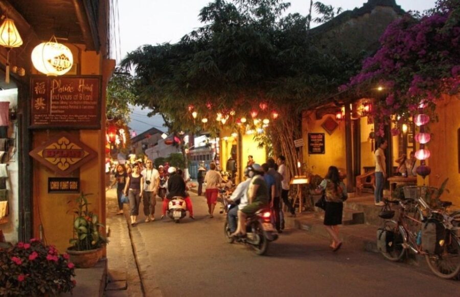 Hoi An: Sunset Food Tasting Tour - BBQ pork rice paper rolls: the part that makes you slow down