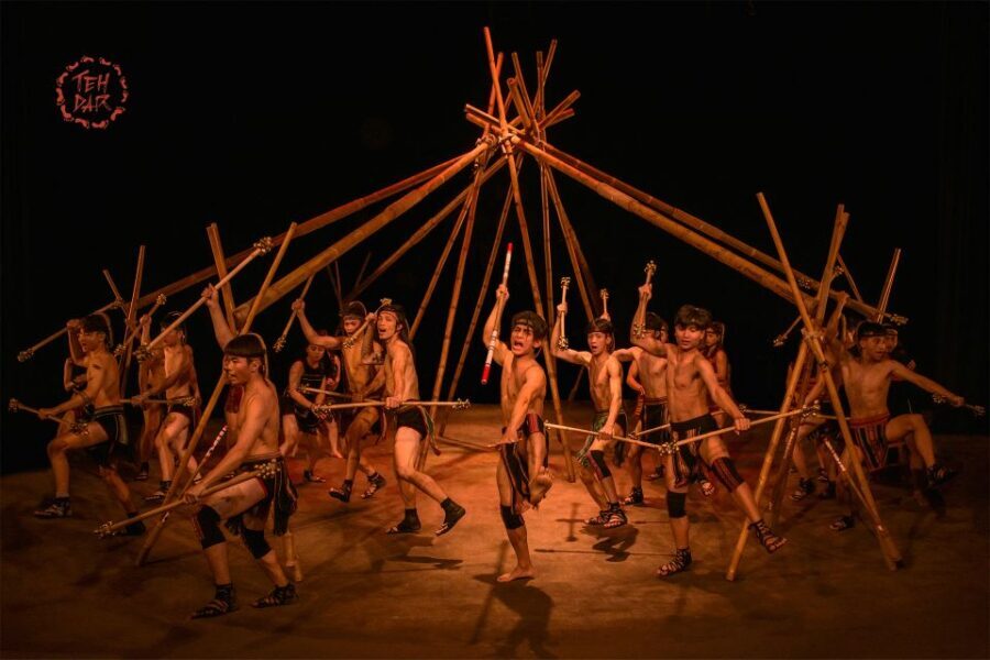 Hoi An: Teh Dar Vietnamese Bamboo Circus at Lune Center - Acrobats, Rope, and Bamboo: The Stunts Are the Main Event