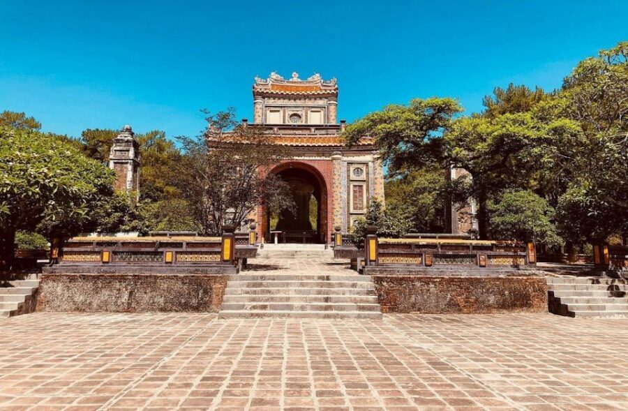 Hue City Tour with Dragon Boat from Hue or Danang or Hoi An - Dragon Boat on the Perfume River: a reset between temple and tomb