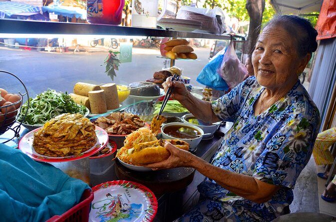 Private Hoi An Evening Food Tastings Tour by Bike - Stop 2: Tra Que Vegetable Village Noodles and Farm-Home Cooking