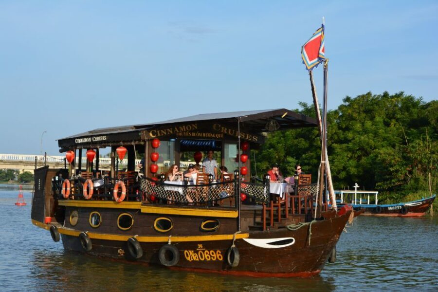 Romantic Sunset Dinner Cruise in Hoi An - Dinner on the Thu Bon: Seafood, Wine Options, and Vegetarian Requests